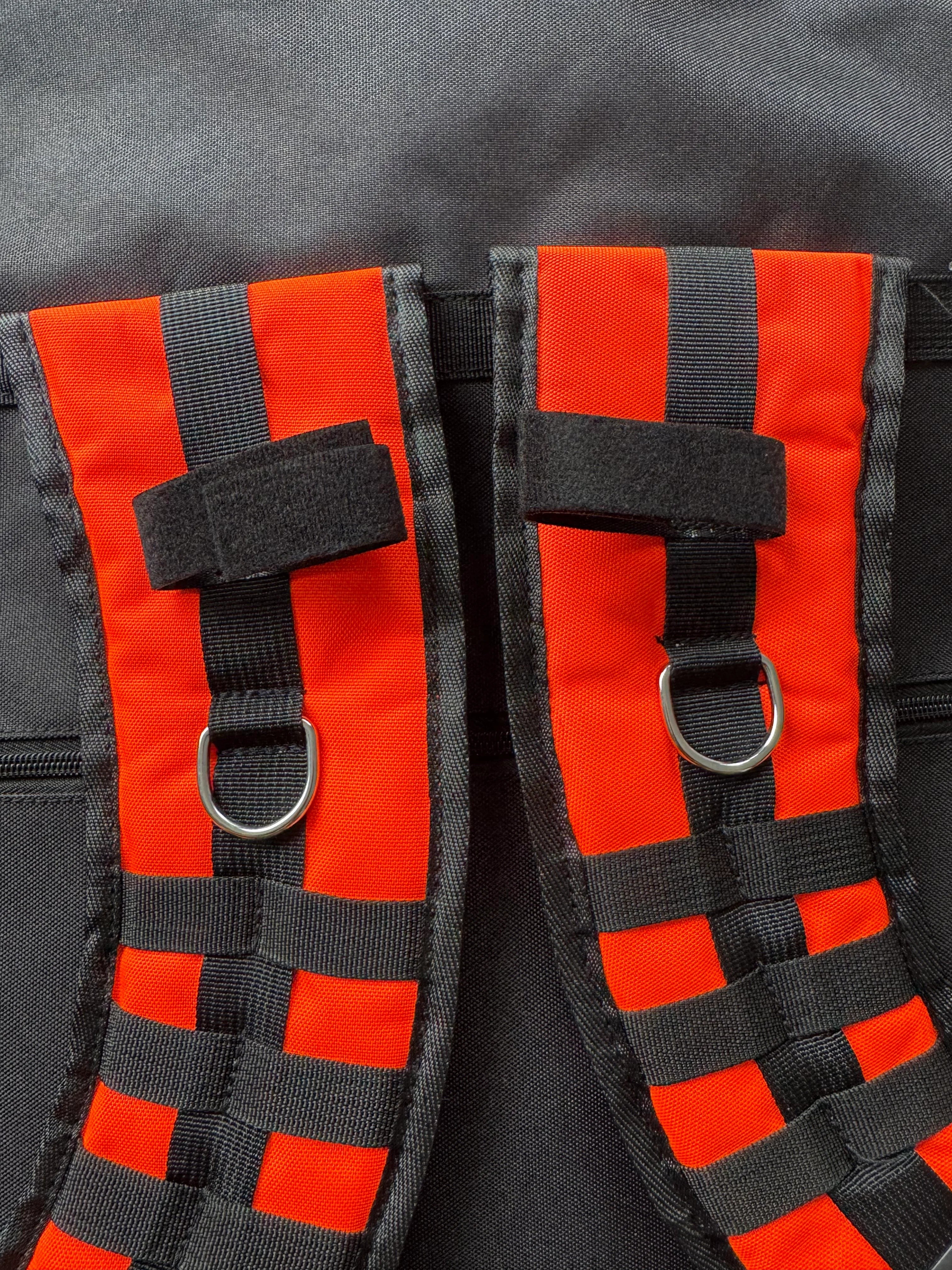 Correas ergonómicas ajustables de mochila extintora GERF SAFETY en color rojo y negro con anillas metálicas en D.