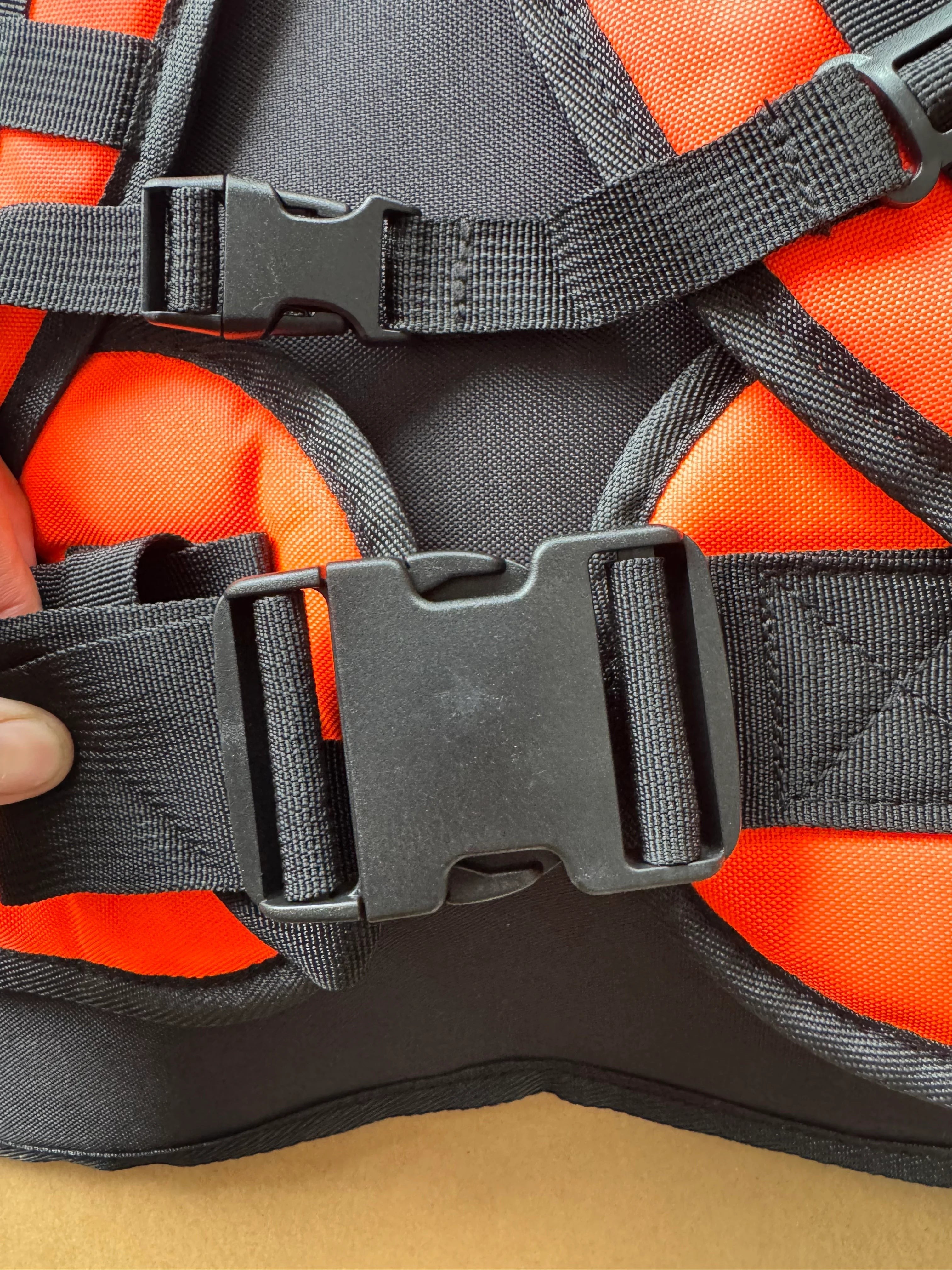 Detalle de las correas ergonómicas y hebillas de la mochila extintora GERF SAFETY en color rojo y negro.