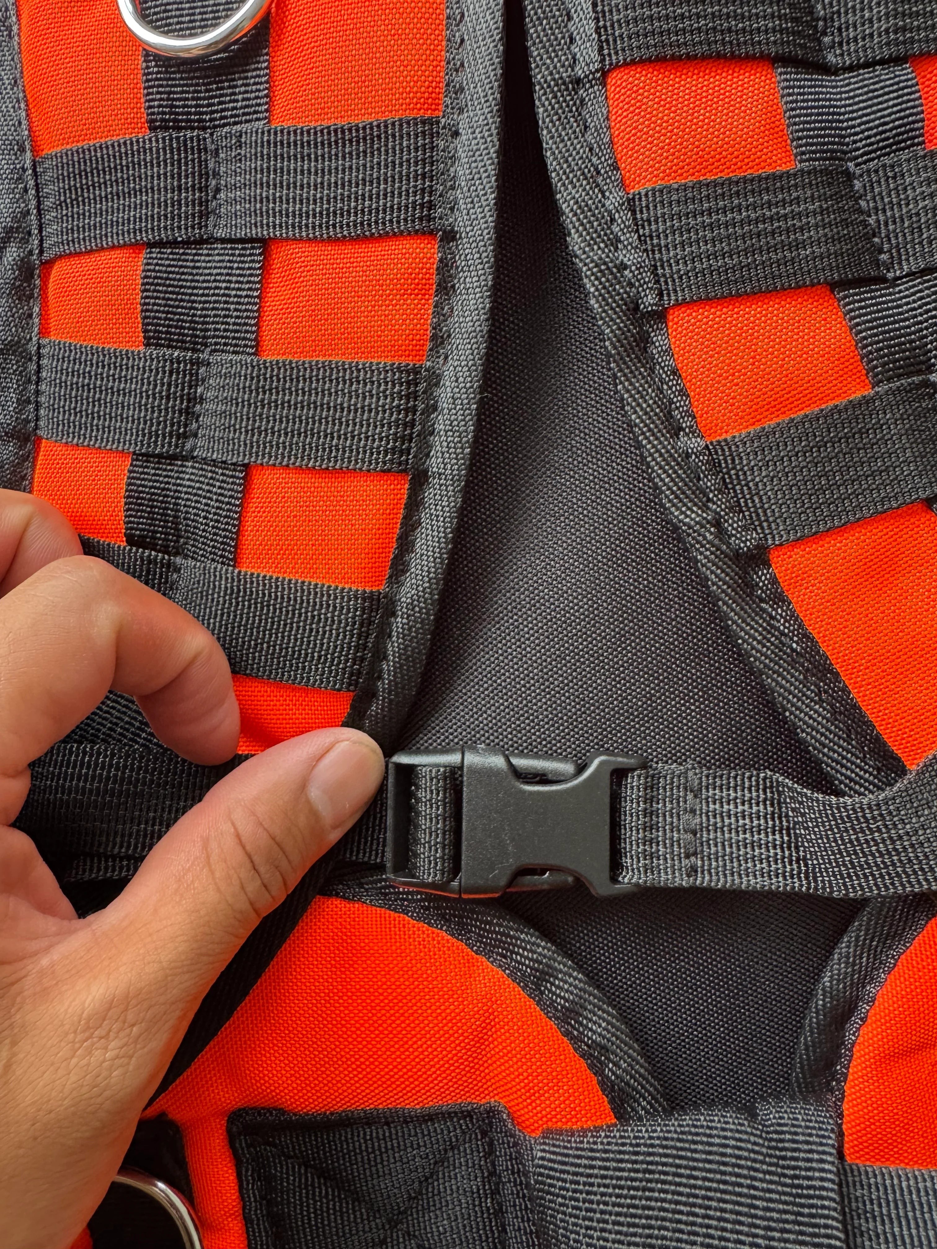 Detalle de correas ergonómicas y hebilla de mochila extintora GERF SAFETY de Cordura roja y negra para incendios