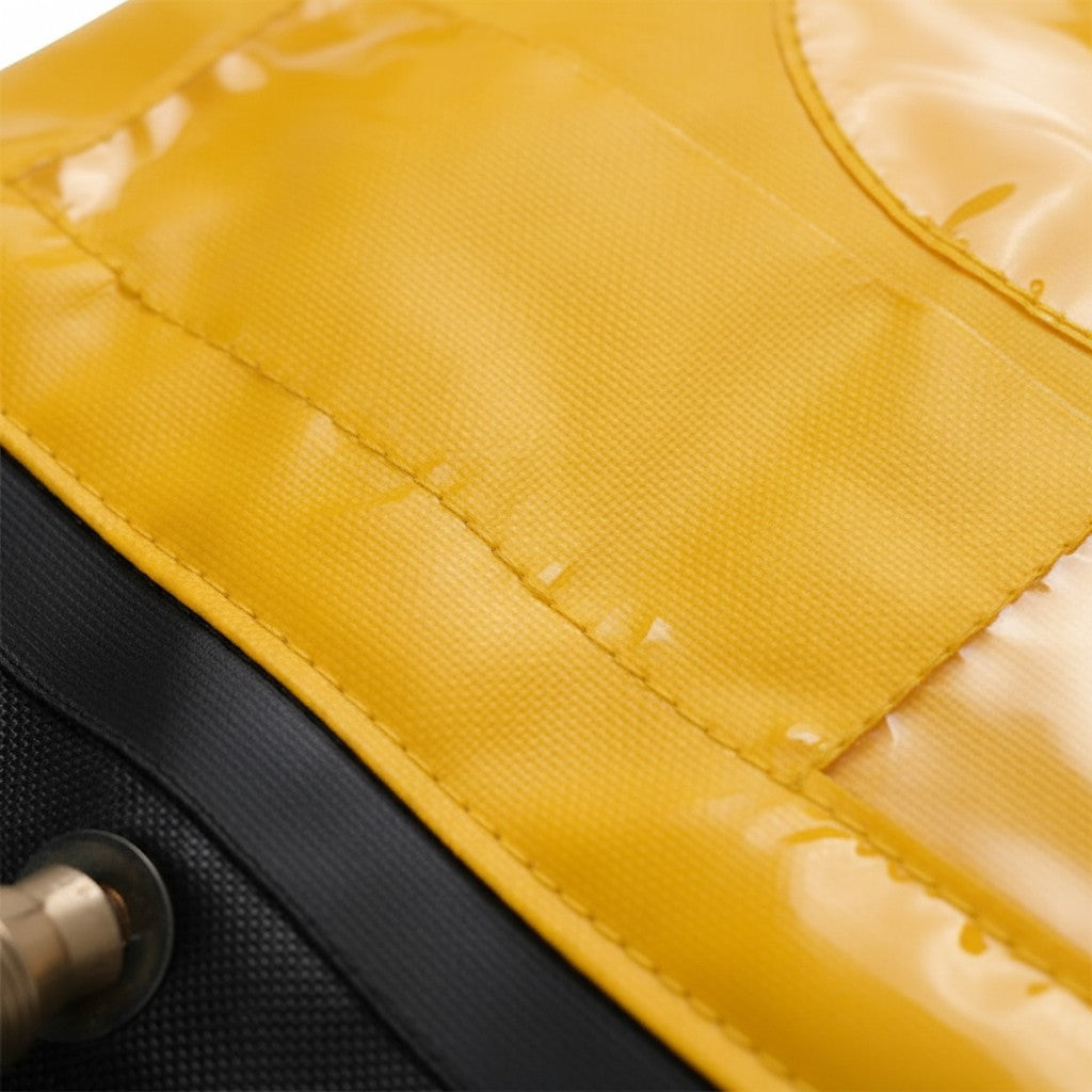 Detalle de material PVC amarillo de alta resistencia en mochila extintora GERF SAFETY para incendios forestales