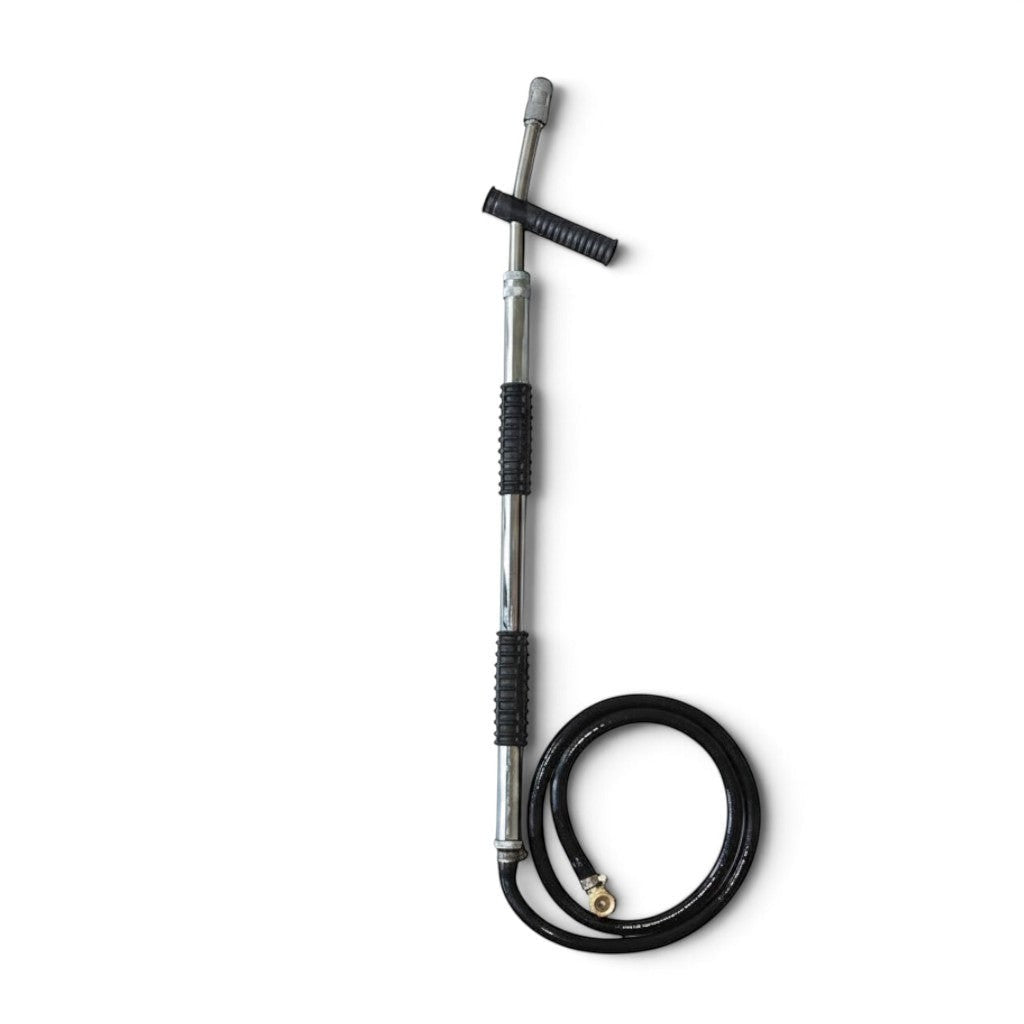 Pistola de doble acción GERF SAFETY para mochila extintora, fabricada en acero inoxidable y bronce con manguera negra.