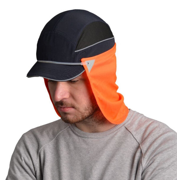 Protector de nuca naranja GERF SAFETY de poliester con proteccion UV 50+ colocado sobre una gorra de seguridad