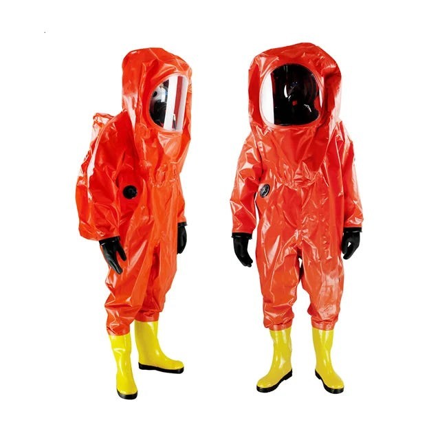 Traje químico encapsulado GERF SAFETY naranja de PVC con visor, guantes negros y botas amarillas para alta protección.