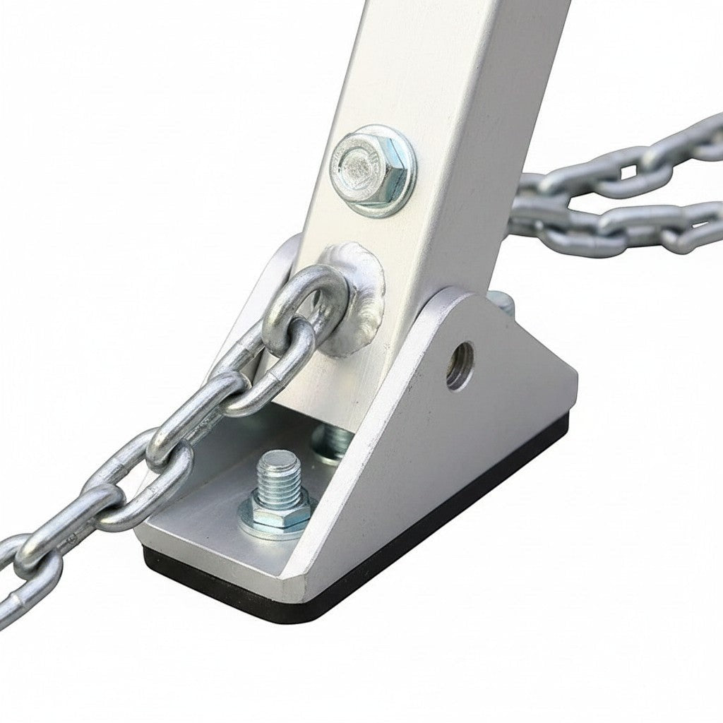 Detalle de la base y cadena de seguridad de trípode de rescate GERF SAFETY en aleación de aluminio resistente.
